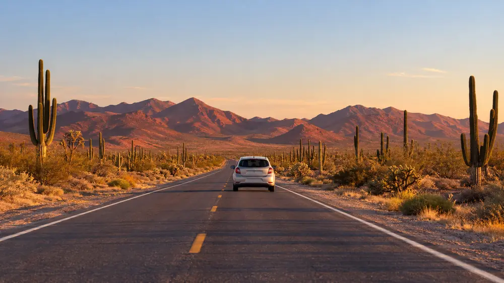 Auto de práctica en una carretera del desierto del noroeste de México