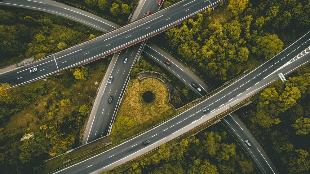 Vista aerea de un entronque de autopistas con automoviles