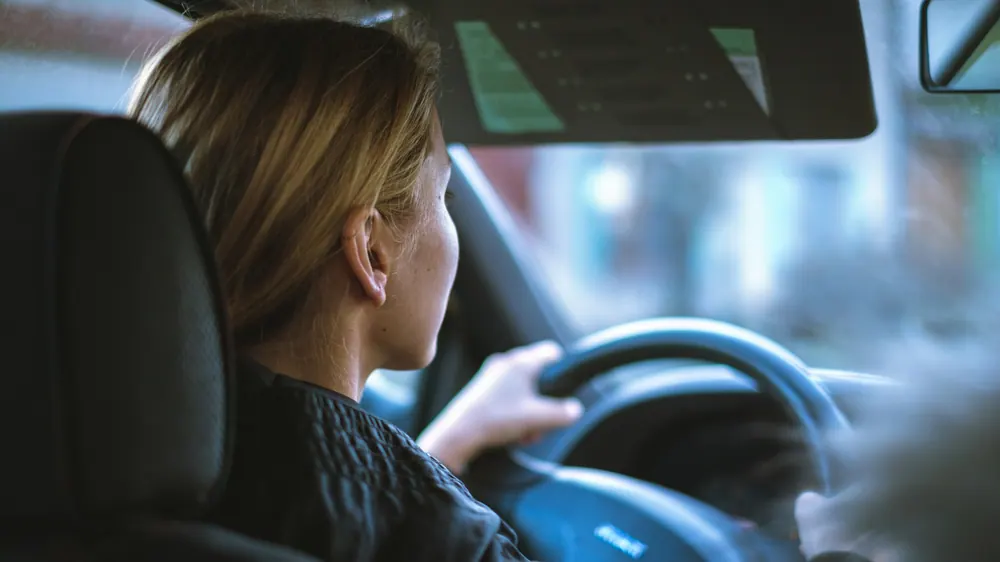 Conductora al volante concentrada antes de arrancar