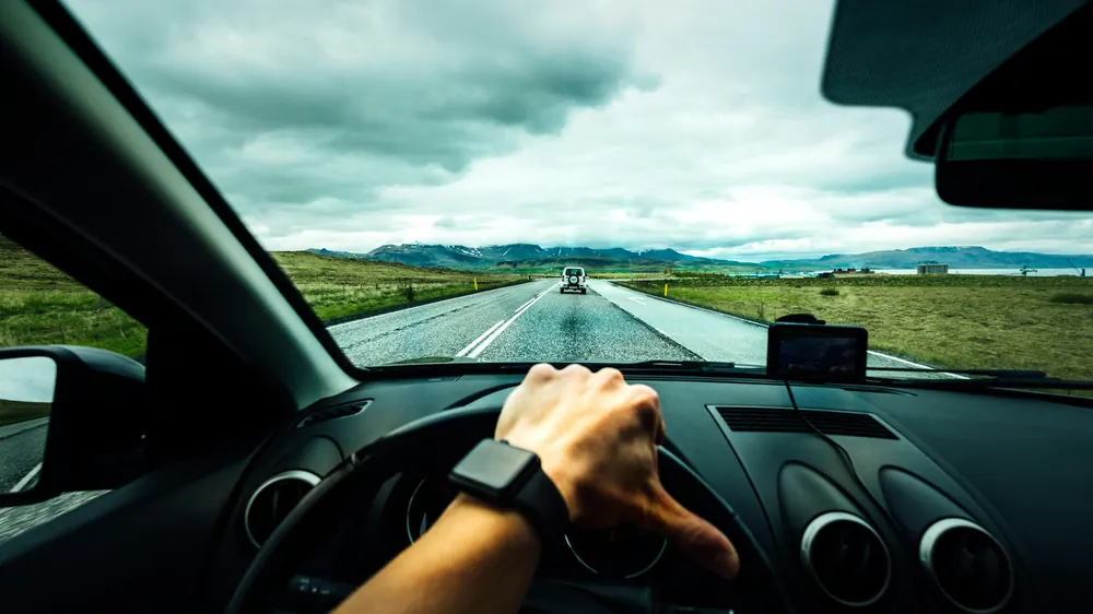 Vista desde el interior de un auto en movimiento